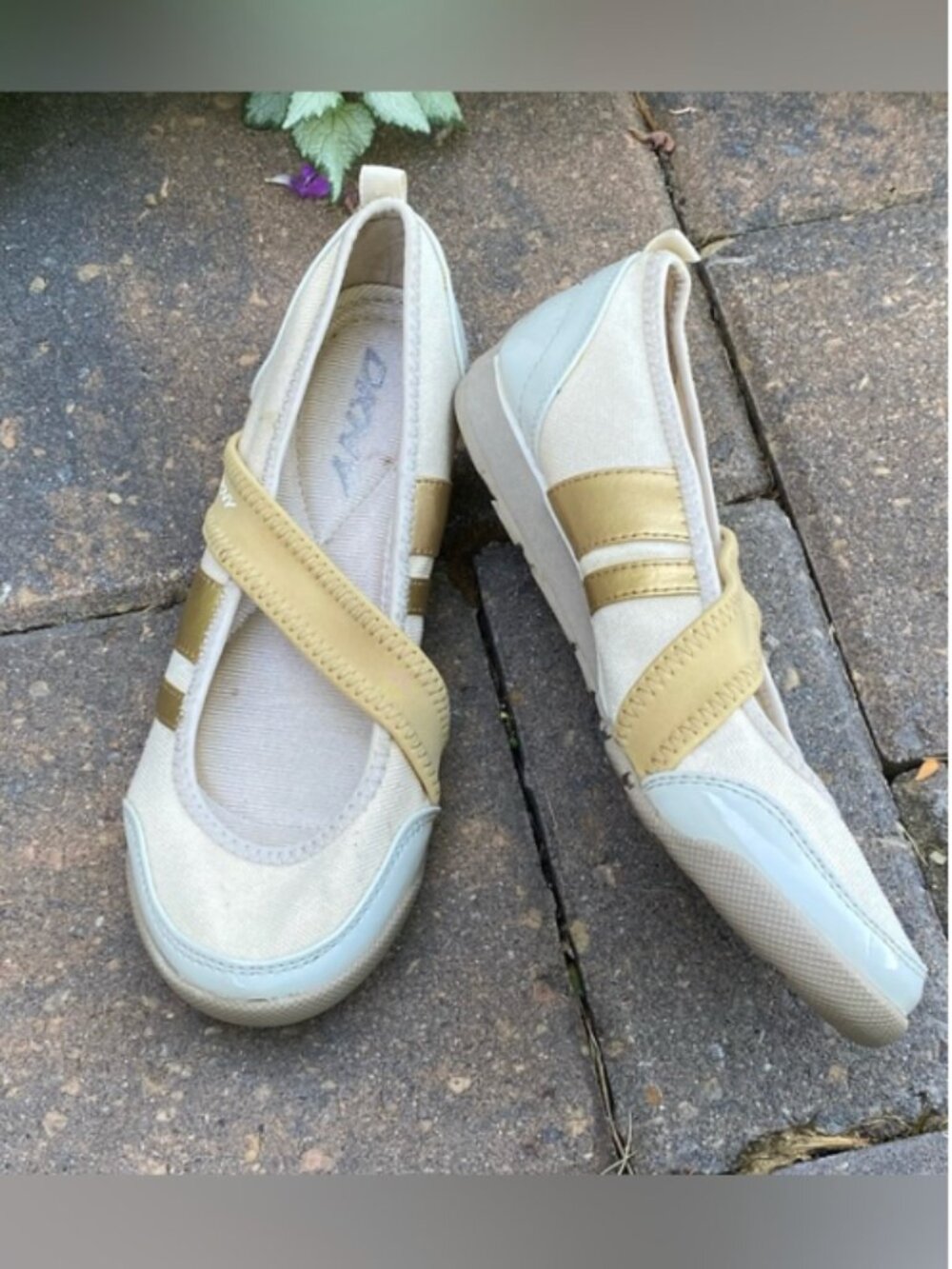 DKNY WHT/GLD Ballet Flats, 6 Summer Sale